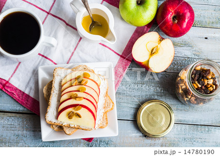 bran toast with cheese, apple and dried fruits 14780190