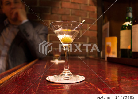 マティーニ。バーカウンターでくつろぐビジネスマン 14780485