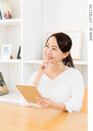 タブレットを使う女性 タブレットを使う女性 14782739