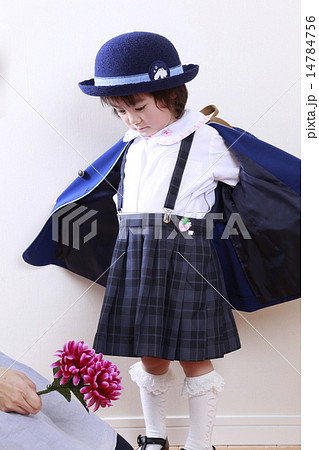 制服を着る幼稚園児の写真素材