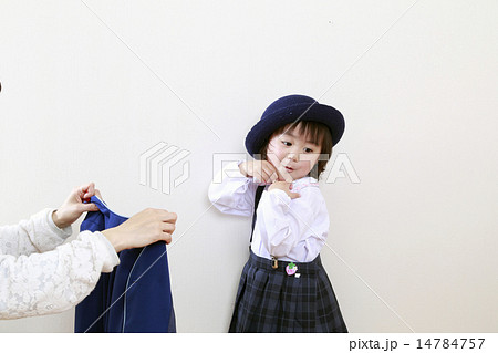 制服を着る幼稚園児の写真素材