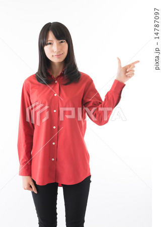 指さしをするカジュアル服の女性 指さしをするカジュアル服の女性 14787097