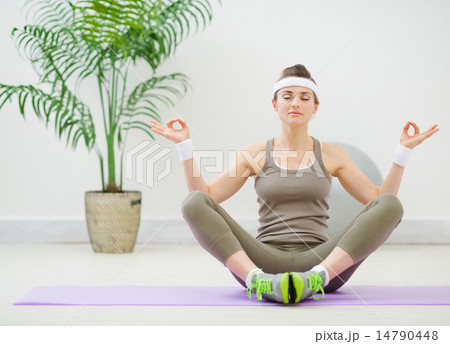 Healthy young woman meditating 14790448