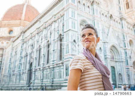 Young woman in front of cattedrale di santa maria del fiore in f 14790663