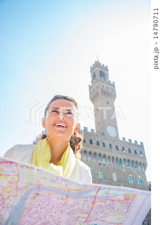 Happy young woman with map in front of palazzo vecchio in floren 14790711
