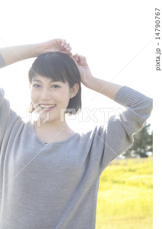 花と女性 14790767