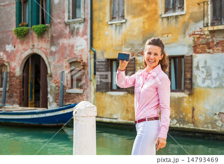 Happy young woman showing photo camera while in venice, italy 14793469