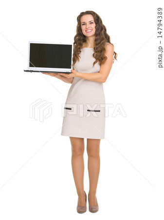 Happy young woman showing laptop 14794389