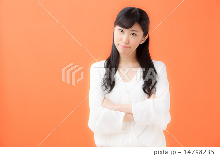 悩む若い女性・オレンジバック 14798235