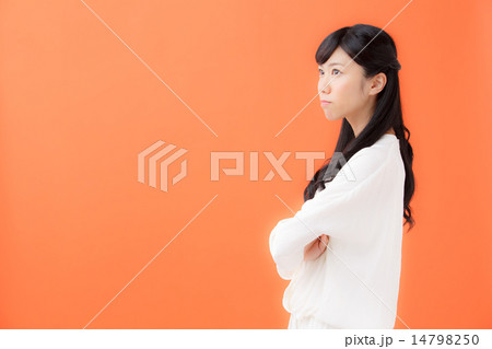 悩む若い女性・オレンジバック 悩む若い女性・オレンジバック 14798250
