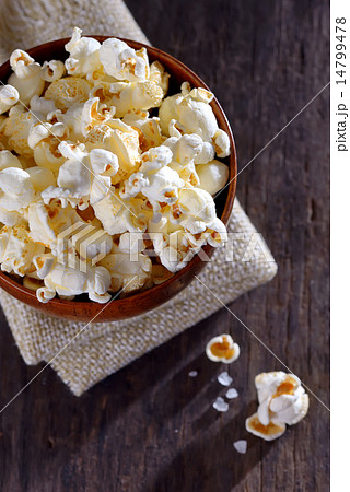 Pop corn in a bowl 14799478