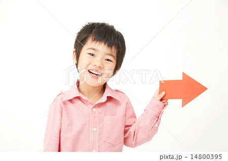 矢印で指す男の子 14800395