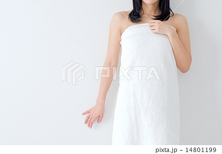 30代女性　バスタオル　パーツ　ボディパーツ　手 14801199