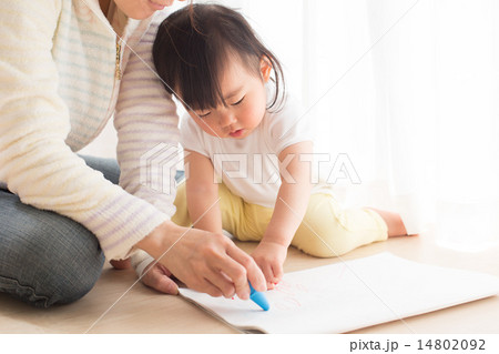 お絵描きするこども お絵描きするこども 14802092