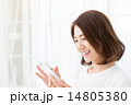 部屋でスマホを見る女性  14805380
