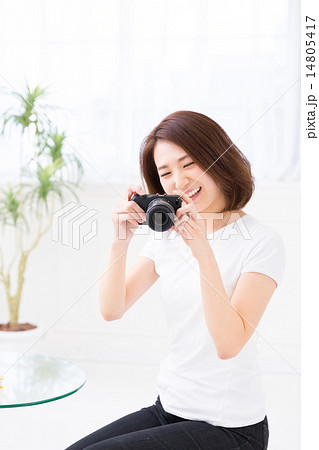 カメラを持つ女性 カメラを持つ女性 14805417