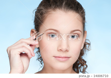 Young beautiful girl doing make-up by brush 14806710