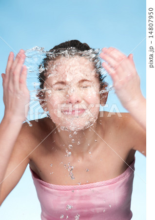 Girl in bath that washing face in cold water Girl in bath that washing face in cold water 14807950