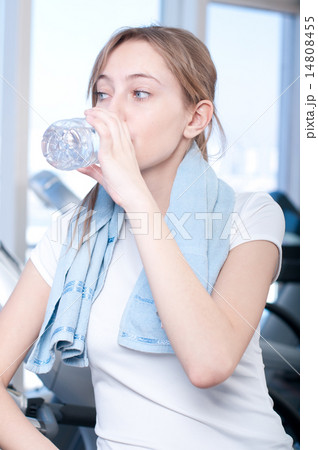 woman at the gym drinking water 14808455