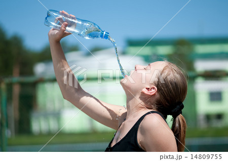 Yyoung woman drinking water after exercise 14809755