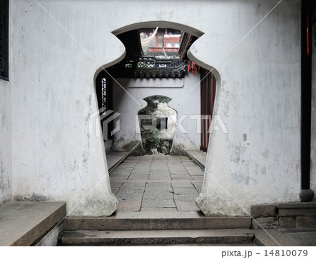 中国　上海市　豫園(よえん)　回廊 14810079