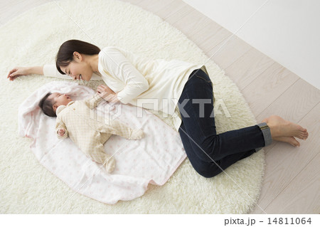 添い寝する赤ちゃんとお母さん 14811064