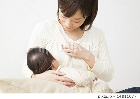 赤ちゃんを抱っこするお母さん 14811077