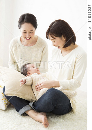 赤ちゃんとお母さんとおばあちゃん 赤ちゃんとお母さんとおばあちゃん 14811087