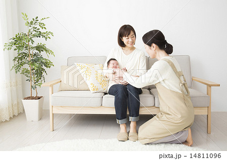 赤ちゃんとお母さんとおばあちゃん 赤ちゃんとお母さんとおばあちゃん 14811096