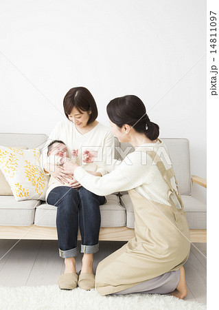赤ちゃんとお母さんとおばあちゃん 赤ちゃんとお母さんとおばあちゃん 14811097