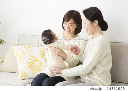赤ちゃんとお母さんとおばあちゃん 14811099