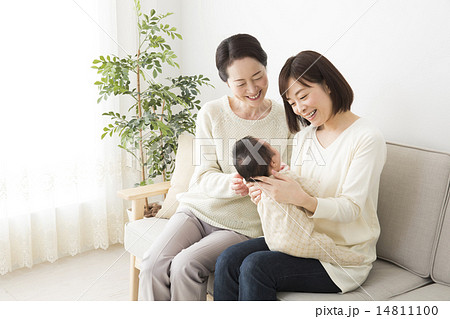 赤ちゃんとお母さんとおばあちゃん 14811100