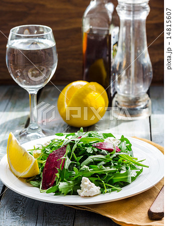 green salad with beets, goat cheese and olive oil 14815607