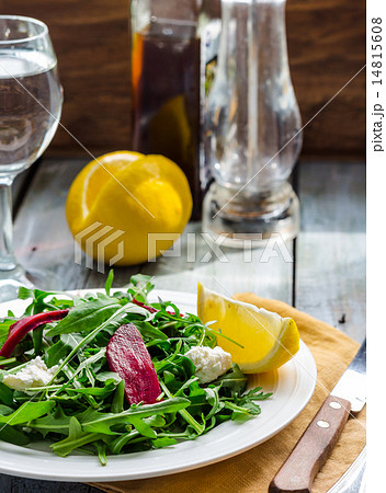 green salad with beets, goat cheese and olive oil 14815608