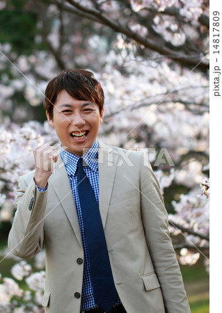 男性1人 (ビジカジ ビジネスカジュアル 仕事 桜 春 新生活 会社員 新学期 ソメイヨシノ) 14817809