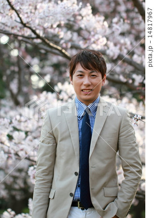 男性1人 (ビジカジ ビジネスカジュアル 仕事 桜 春 新生活 会社員 新学期 ソメイヨシノ) 男性1人 (ビジカジ ビジネスカジュアル 仕事 桜 春 新生活 会社員 新学期 ソメイヨシノ) 14817967