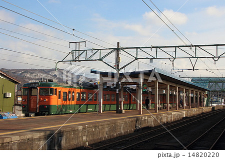 新井駅に停車中の信越山線115系（湘南色） 14820220