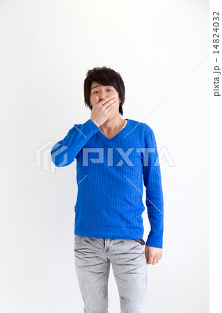 あくびをする男性 あくびをする男性 14824032
