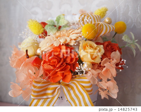 フラワーアレンジメントのプリザーブドフラワーを楽しむ フラワーアレンジメントのプリザーブドフラワーを楽しむ 14825743