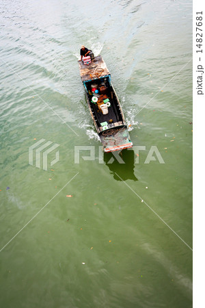 Vietnamese man rides the boat 14827681