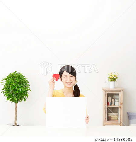 メッセージボードとハートを持つ女性 14830605