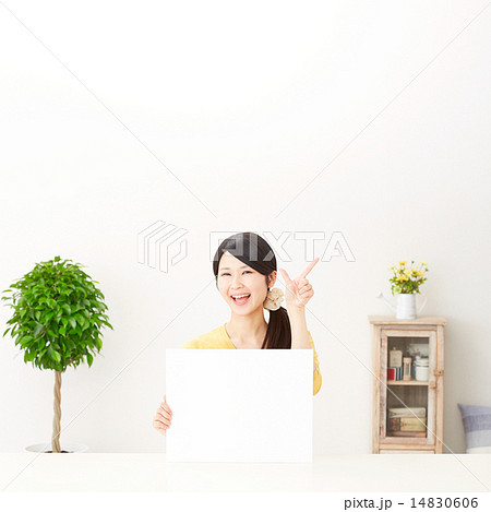 メッセージボードを持ってチェックサインする女性 14830606