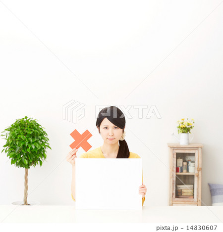 メッセージボードを持ってバツ印を出す女性 14830607