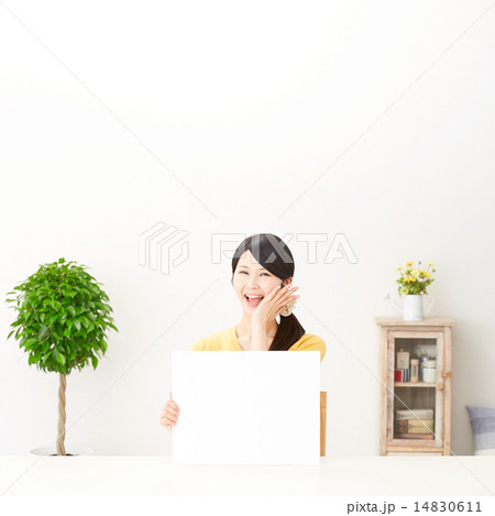 メッセージボードを持って驚く女性 14830611