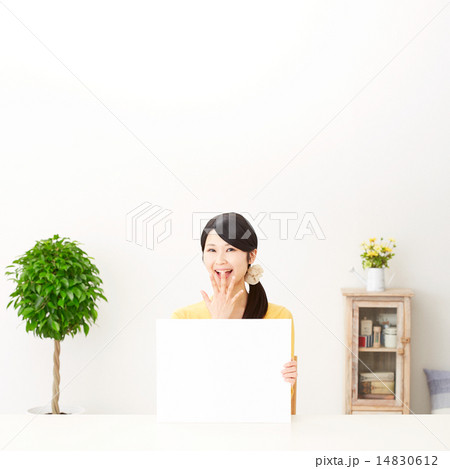 メッセージボードを持って驚く女性 14830612