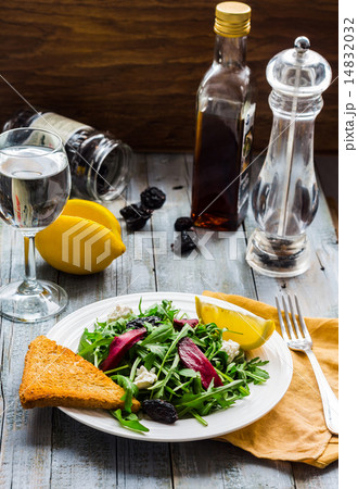 green salad of arugula with beets, goat cheese 14832032