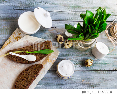 Ramson with rye bread and sour cream with salt 14833101