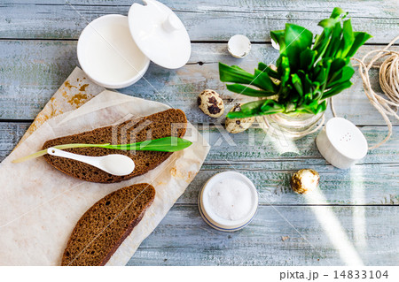 Ramson with rye bread and sour cream with salt 14833104