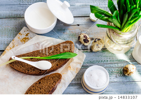 Ramson with rye bread and sour cream with salt 14833107