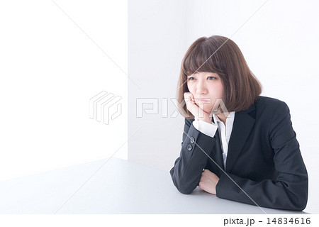 ビジネスウーマン つまらない 代 フレッシュマン 上半身の写真素材